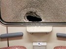 Neznámý vandal zaútoil v Plzni na jedoucí vlak.