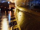 V Kotláské ulici v centru Brno prasklo potrubí a voda zaplavila silnici. Jezdí...