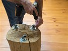 Návrhář vyrobil také z masivního dřevěného špalku pojízdný odkladný stolek. 