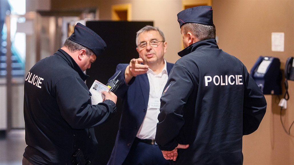 Tajemník SPD Jaroslav Staník (uprostřed) nechal přivolat policii, aby odvedla...