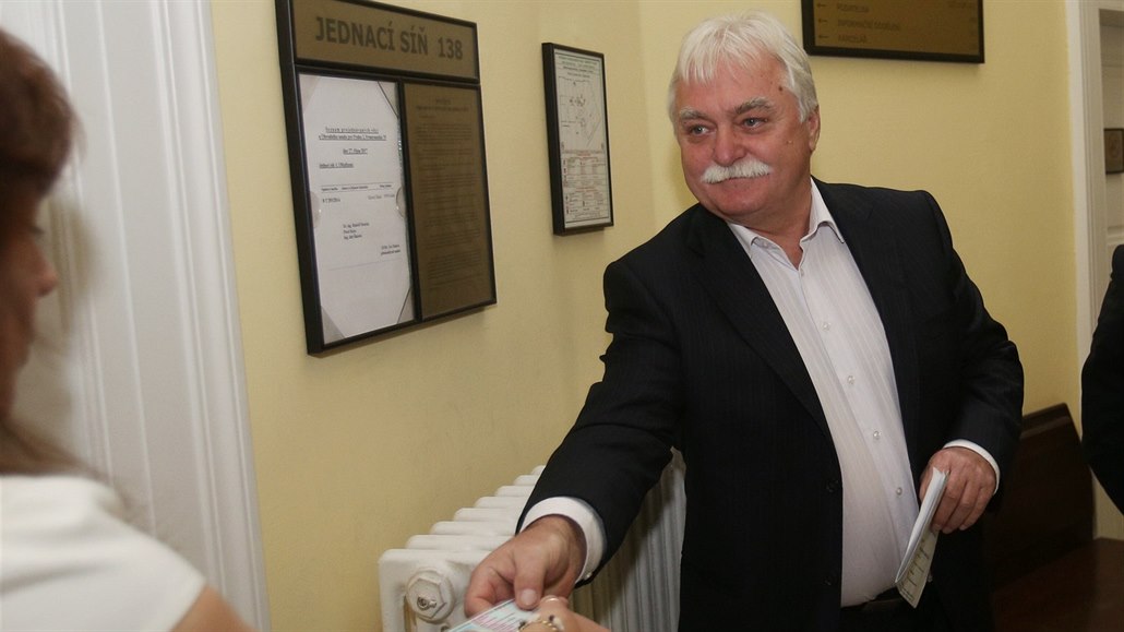 Bývalý ministr Milan Urban u soudu zabývající se kauzou privatizace OKD. (27....