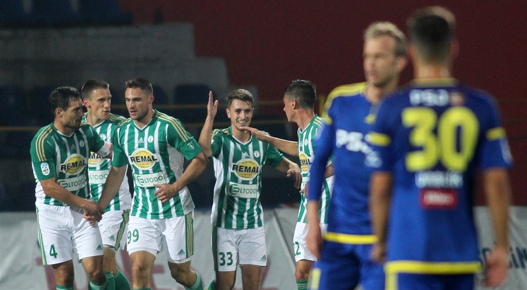 Fotbalisté Bohemians slaví jeden z gól� Jevgenije Kabajeva.