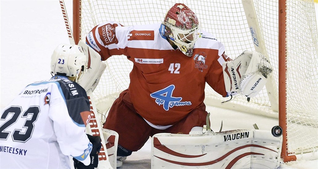 Olomoucký branká� Branislav Konrád likviduje �anci plze�ského Petra Straky.