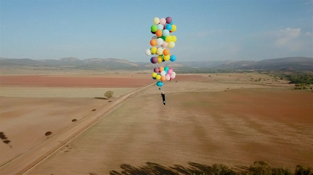 Muž letěl zavěšený jen na heliových balóncích - iDNES.tv