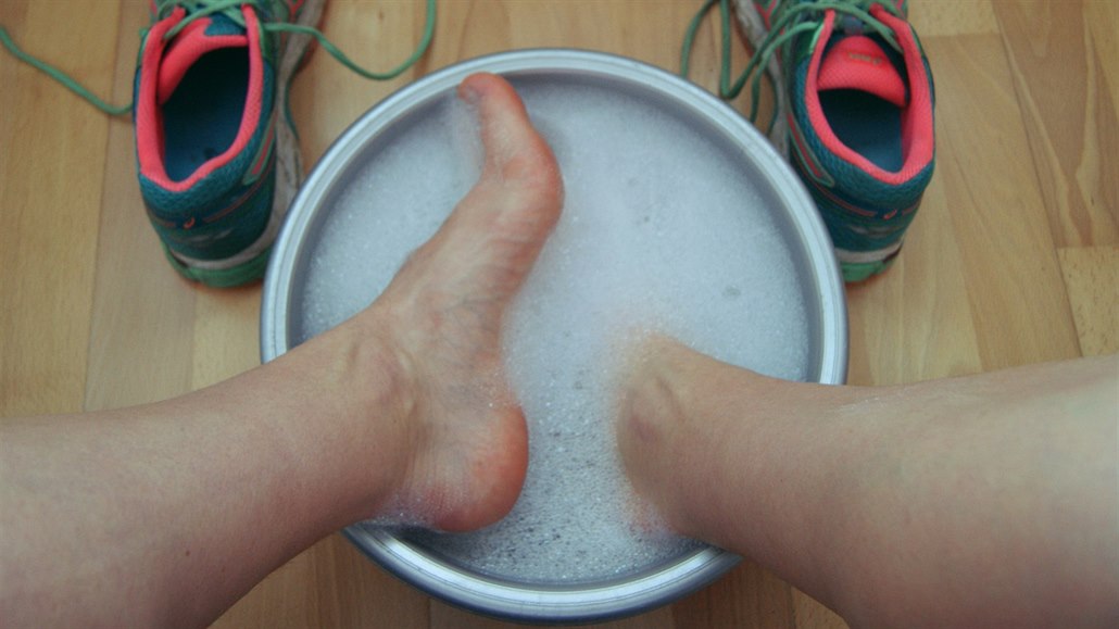 K regeneraci nohou můžete využít nejen teplé, ale i chladné koupele.