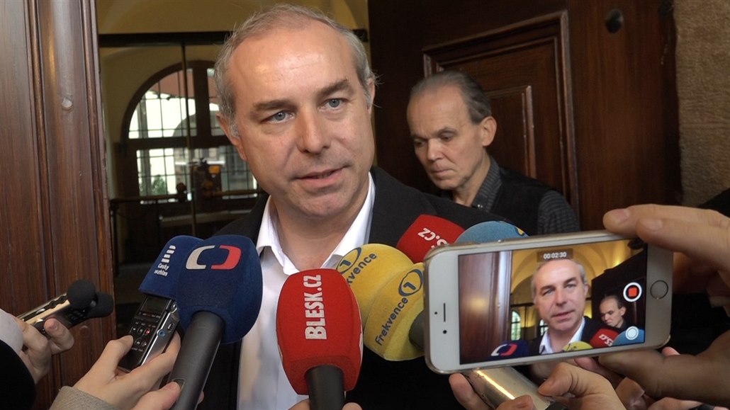 Místop�edseda KDU-�SL Ji�í Mihola p�ed jednáním s ODS.