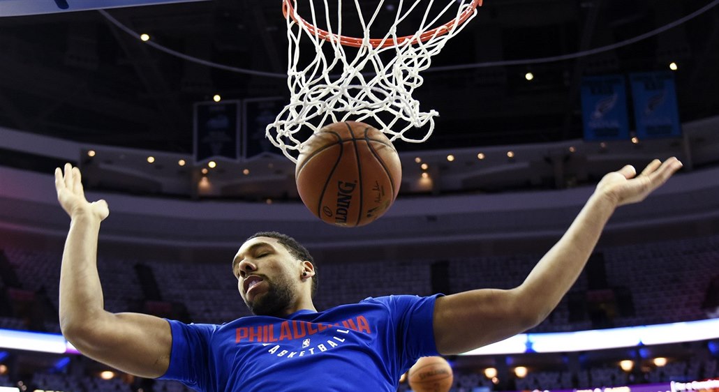 Jahlil Okafor z Philadelphie sme�uje b�hem rozcvi�ování.