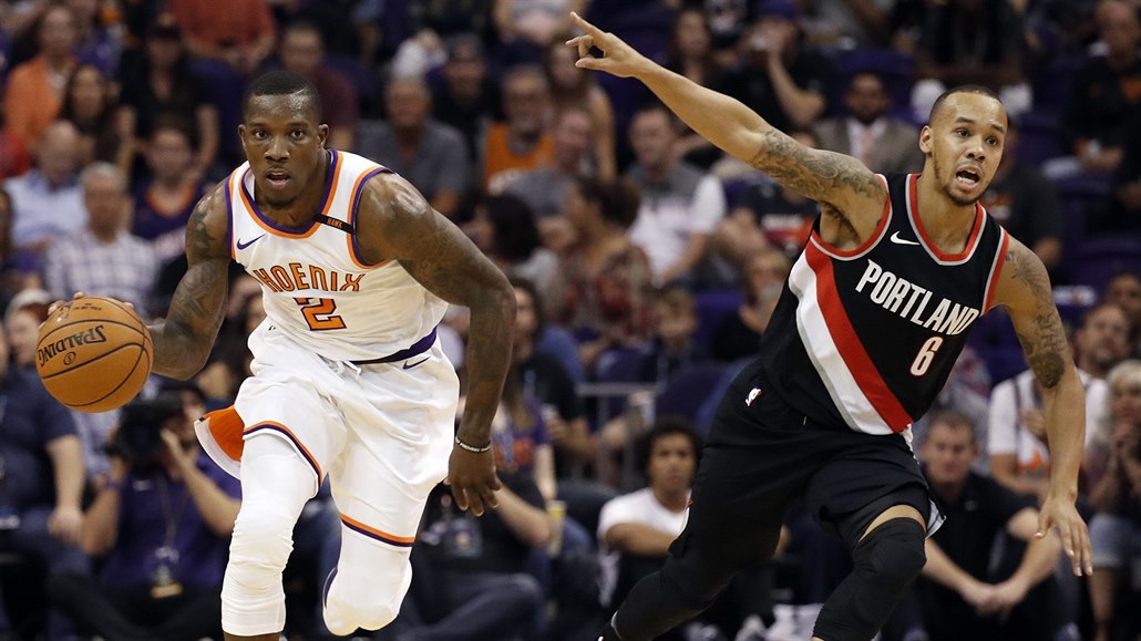 Eric Bledsoe (2) z Phoenixu rozjí�dí akci, Shabazz Napier (6) z Portlandu si...