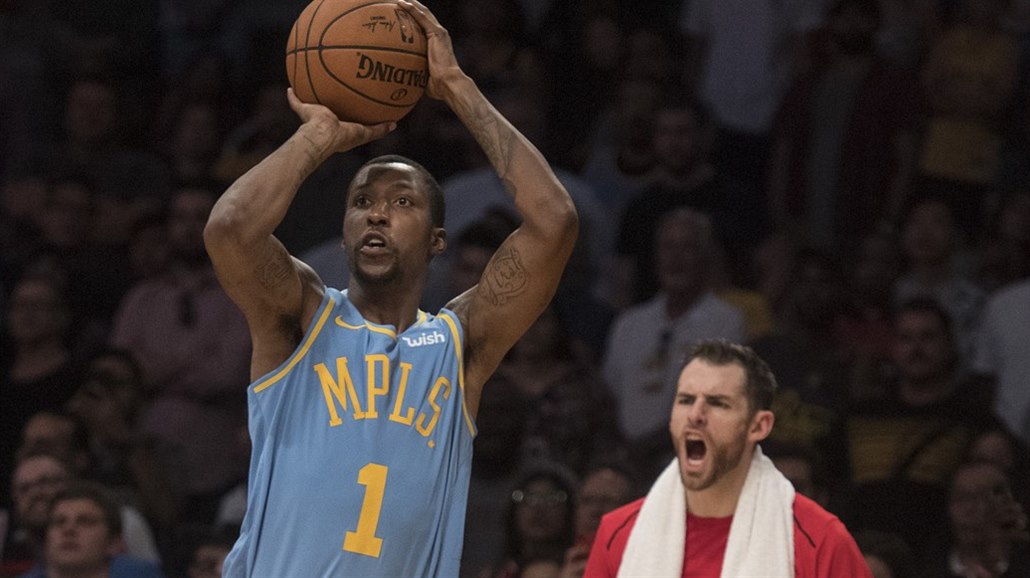Kentavious Caldwell-Pope z LA Lakers st�ílí klí�ovou trojku v prodlou�ení proti...