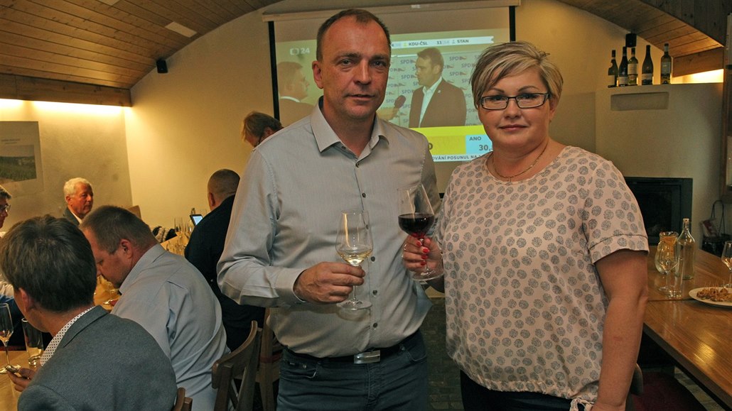 Andrea Babi�ová s krajským �éfem ANO Petrem Glon�ákem oslavují volební...