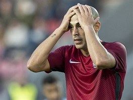 Fotbalista Sparty Tal Ben Chaim bhem pohrovho utkn proti Banku Ostrava.