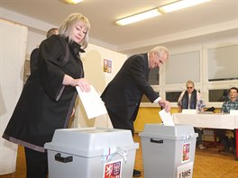 Prezident Milo Zeman a jeho ena Ivana volili v Praze na Luinch v Z...