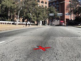 Místo činu Dallas, Dealey Plaza, ulice Elm Street, 22. listopadu 1963. Je 12:30...