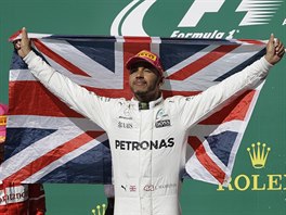 Lewis Hamilton slaví triumf ve Velké ceně USA.