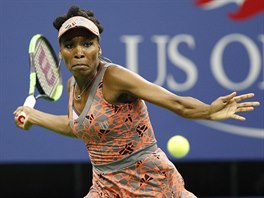 Americk legenda Venus Williamsov ve tvrtfinle US Open proti ece Pete...