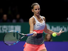 esk tenistka Karolna Plkov hraje forhendem na singapurskm Turnaji...