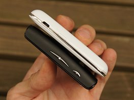 Oba telefony jsou výrazn zaoblené, záda Xperie X10 parádn pasují do dlan....