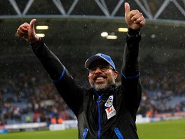 Trenr Huddersfieldu David Wagner oslavuje vtzstv nad favorizovanm...