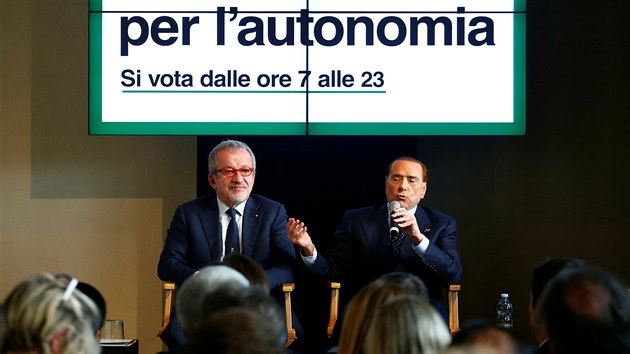 Silvio Berlusconi a Roberto Maroni na tiskov konferenci k chystanmu referendu o autonomii Lombardie (12. jna 2017)