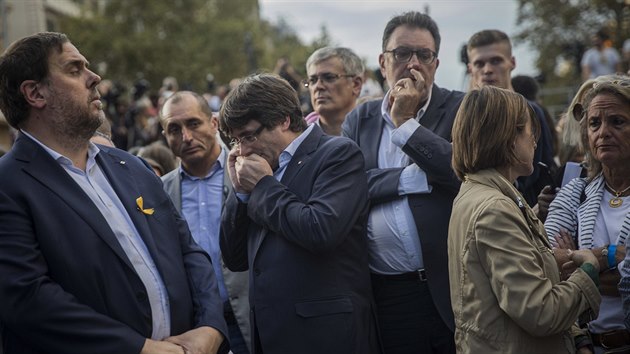 Katalánský premiér Carles Puigdemont na půlmilionové demonstraci v Barceloně (21. října 2017)