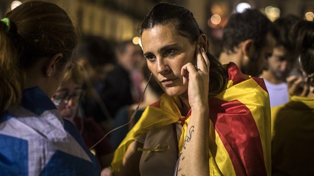 Barcelona protestuje proti rozhodnutí Madridu omezit katalánskou autonomii (21. října 2017)
