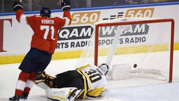 Radim Vrbata z Floridy oslavuje gl v brance Pittsburghu. Pekonan je Matt Murray.