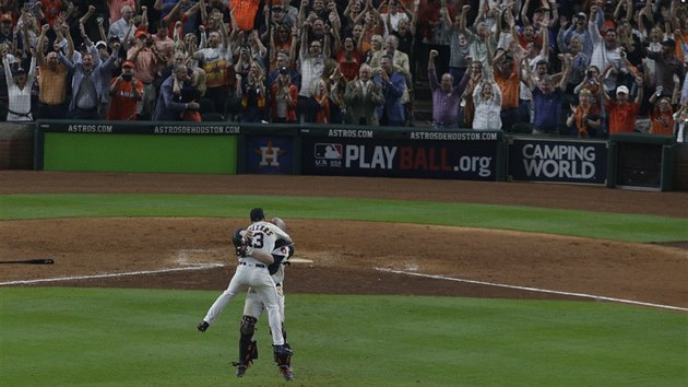 Baseballisté Houstonu Lance McCullers Jr. and Brian McCann oslavují postup přes New York Yankees.