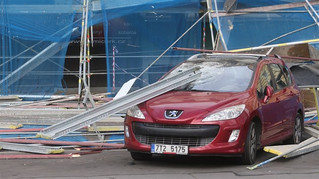 Lešení se pod poryvy silného větru zbortilo na auta zaparkovaná v Praze v Otakarově ulici.
