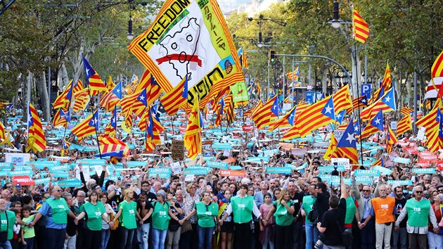 V Barcelon demonstrovalo na 450 tisc lid za nezvislost Katalnska (21.10.2017)