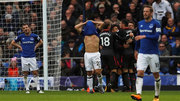 BEZMOC. Fotbalist Evertonu prohrli s Arsenalem jasn 5:2.