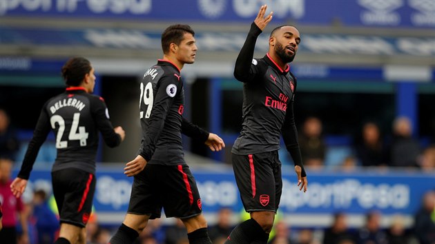 tonk Arsenalu Alexander Lacazette slav branku na pd Evertonu. Jeho tm zvtzil pesvdiv 5:2.