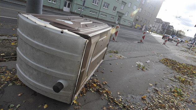 V brnnsk ulici Provaznkova vichice 29. jna pevrtila mobiln toaletu...
