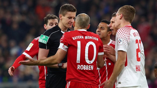 Arjen Robben z Bayernu protestuje proti verdiktu rozhodho.