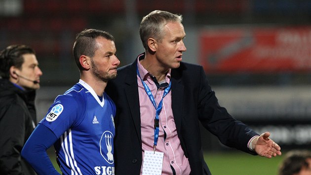 Olomoucký trenér Václav Jílek připravuje střídání během utkání s Teplicemi.