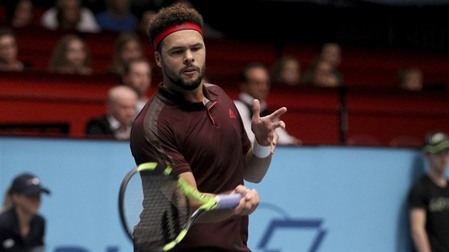 Jo-Wilfried Tsonga se sousted na forhend ve finlovm duelu ve Vdni.