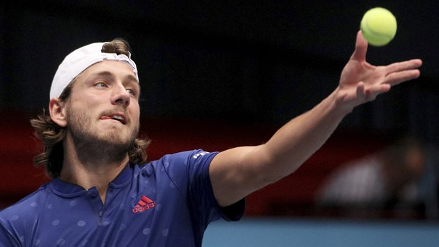 Francouzsk tenista Lucas Pouille si nadhazuje mek na servis.