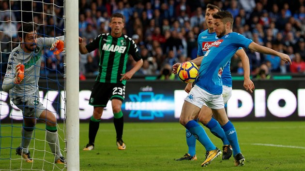 Dries Mertens z Neapole (v poped) dv tet gl do st Sassuola.