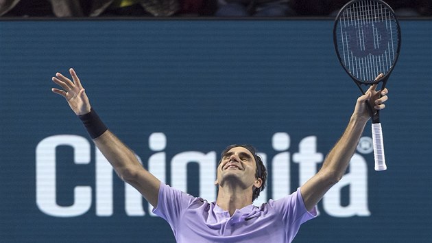 Roger Federer si doke vychutnat kad vtzstv. V Basileji triumfoval u poosm.
