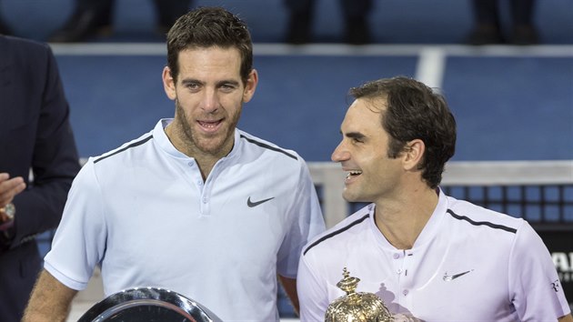 Rozesmt finalist tenisovho turnaje v Basileji Juan Martin del Potro (vlevo) a Roger Federer
