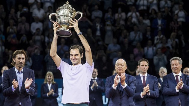 Roger Federer si uv ovace s trofej pro vtze tenisovho turnaje v Basileji.