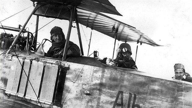 Letec Otto Jindra v pilotnm kokpitu pozorovacho letounu