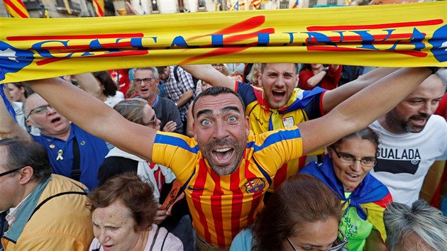 Katalnci oslavuj vyhlen nezvislosti. Jejich radost vak rychle peruilo omezen autonomie ze strany Madridu (28. jna 2017)