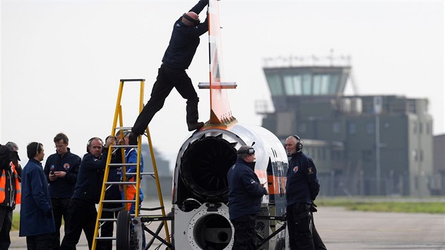 Rychlostn� speci�l Bloodhound SuperSonic Car m� p��t� rok p�ekonat dosavadn� pozemsk� rychlostn� rekord. Tv�rci cht�j� poko�it metu 1000 mil v hodin�, to je rychlost p�es 1600 kilometr� za hodinu. Prototyp te� poprv� naostro testuje.