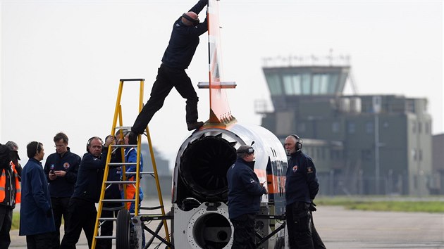 Rychlostn specil Bloodhound SuperSonic Car m pt rok pekonat dosavadn pozemsk rychlostn rekord. Tvrci chtj pokoit metu 1000 mil v hodin, to je rychlost pes 1600 kilometr za hodinu. Prototyp te poprv naostro testuje.