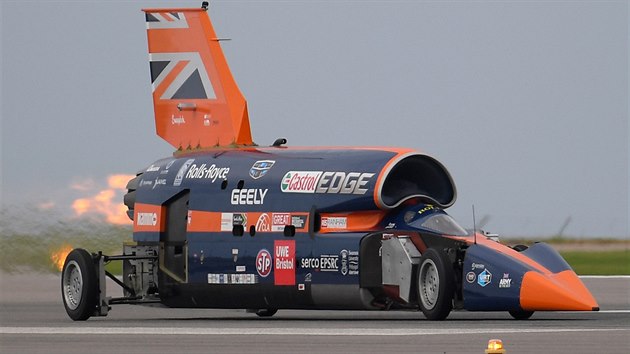 Rychlostn specil Bloodhound SuperSonic Car m pt rok pekonat dosavadn pozemsk rychlostn rekord. Tvrci chtj pokoit metu 1000 mil v hodin, to je rychlost pes 1600 kilometr za hodinu. Prototyp te poprv naostro testuje.