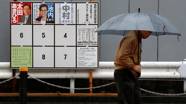 Japonci pili k pedasnm volbm, kter vyhlsil premir inz Abe (22. jna 2017).