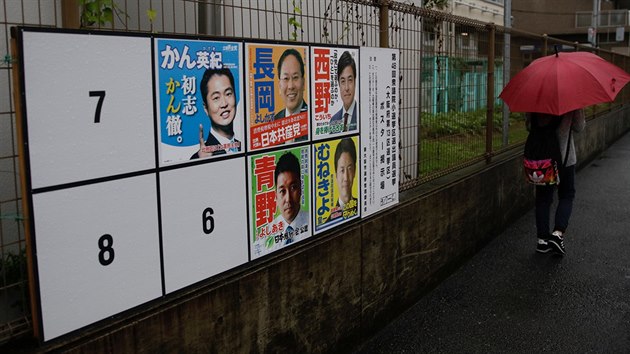 Japonci pili k pedasnm volbm, kter vyhlsil premir inz Abe (22. jna 2017).