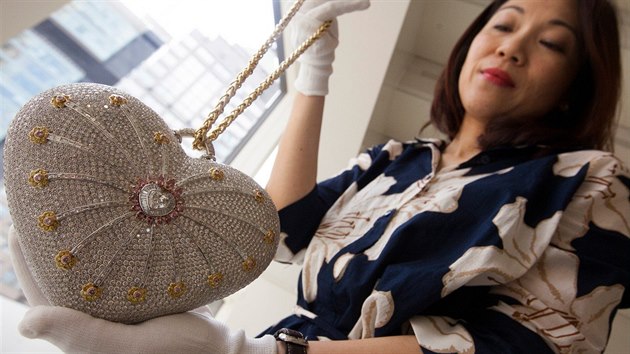 Specialistka z aukn sn Christies pevd luxusn kabelku s diamanty