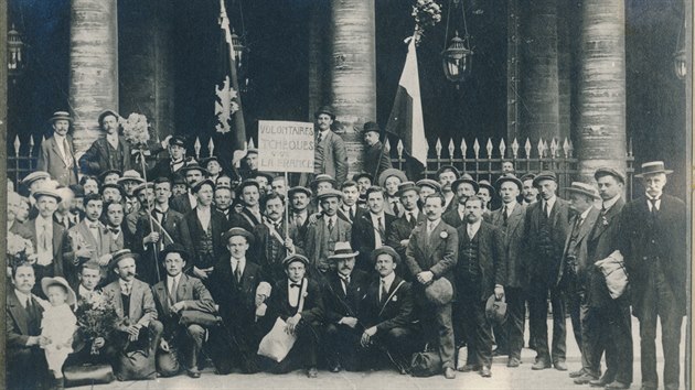 Na Praskm hrad bude k vidn i originl praporu paskho Sokola zroku 1902, pod nm vroce 1914 narukovali pslunci roty Nazdar do francouzsk Cizineck legie (na snmku).