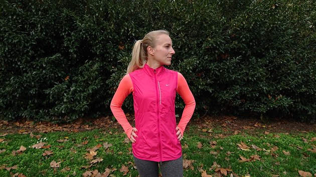 V m�n� chladn�m po�as� posta�� jako t�et� vrstva i b�eck� vesti�ka proti v�tru